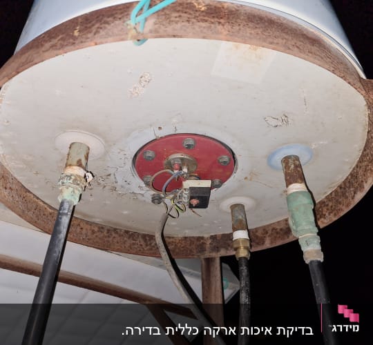 חיבורים חשמליים וצינורות מתחת לדוד מים